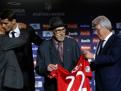 Manuel Briñas, con sombrero, durante la presentación de Álvaro Morata en el Wanda Metropolitano.