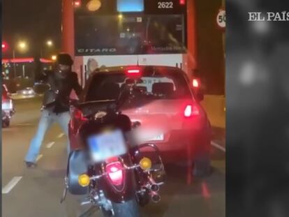 Identificado un motorista que apalea
a un conductor en Barcelona