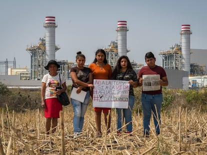 Habitantes de Huexca, frente a la central termoeléctrica.