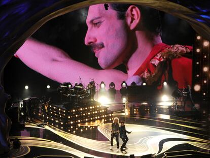 La actuación de Queen que abrió los Oscar 2019: sobre el escenario, Brian May, Roger Taylor y el cantante Adam Lambert. Y la imagen del ausente, Freddie Mercury, al fondo.