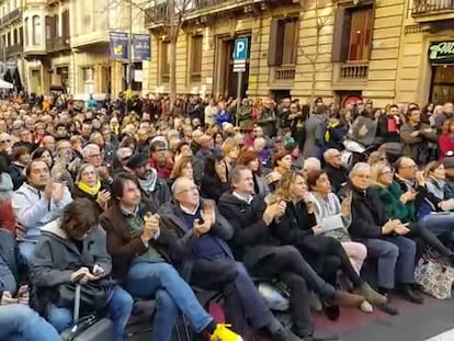 Cuixart declara entre aplaudiments al carrer Diputació