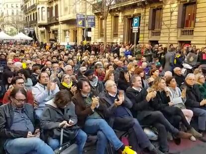 Cuixart declara entre aplaudiments al carrer Diputació