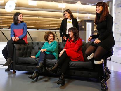 Desde la izquierda, las guionistas Sonia Sánchez, Anna R. Costa, Laura Caballero, Gema R. Neira y Esther Martínez Lobato.