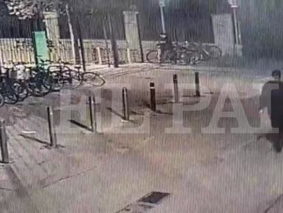 Les imatges d’un robatori amb violència mostren com actuen les bandes de lladres al Raval