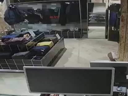 Imágenes del ladrón accediendo a un o de los locales.