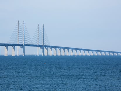 Vista de los dos pilones del puente de Oresund desde la ciudad de Malmö, en el sureste de Suecia.