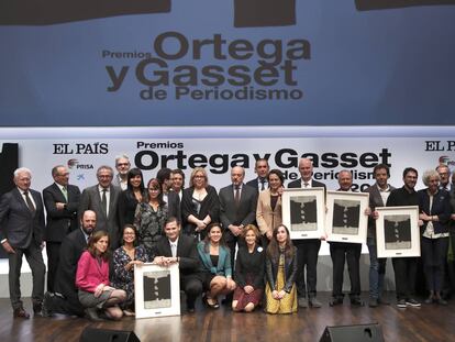 <CJ4>Los galardonados en la 36ª edición de los Ortega y Gasset posan en la ceremonia de entrega junto a los miembros del jurado, directivos del Grupo PRISA y asistentes a la gala. Desde la izquierda, de pie, Daniel Gavela, Carlos Yárnoz, Manuel Polanco, Mikel López Iturriaga, Priscila Hernández, Sheyla Urdaneta, Javier Melero, María Fabra, Alma Ariza, Javier Monzón, Manuel Mirat, Magdalena Valerio, Vincent West, Darío Arizmendi, Eduard Ponces, Agus Morales, Soledad Gallego-Díaz, José Guirao, María Teresa Fernández de la Vega, Margarita Robles, Ignacio Polanco y Alejandro Martínez Peón. Agachados, Gustavo Alemán, Inés Juste, Johanna Osorio, César Batiz, Elsy Torres, Elena Salgado y Zahara.