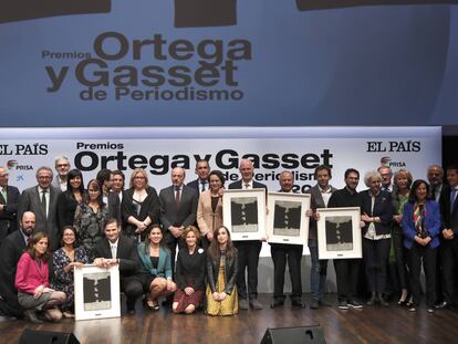 <CJ4>Los galardonados en la 36ª edición de los Ortega y Gasset posan en la ceremonia de entrega junto a los miembros del jurado, directivos del Grupo PRISA y asistentes a la gala. Desde la izquierda, de pie, Daniel Gavela, Carlos Yárnoz, Manuel Polanco, Mikel López Iturriaga, Priscila Hernández, Sheyla Urdaneta, Javier Melero, María Fabra, Alma Ariza, Javier Monzón, Manuel Mirat, Magdalena Valerio, Vincent West, Darío Arizmendi, Eduard Ponces, Agus Morales, Soledad Gallego-Díaz, José Guirao, María Teresa Fernández de la Vega, Margarita Robles, Ignacio Polanco y Alejandro Martínez Peón. Agachados, Gustavo Alemán, Inés Juste, Johanna Osorio, César Batiz, Elsy Torres, Elena Salgado y Zahara.