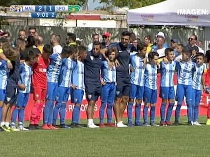 Los jugadores alevines del Málaga paran el partido para recriminar al público su actitud.