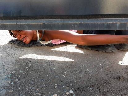 Una mujer haitiana pide ayuda en un albergue en Tapachula, Chiapas.
