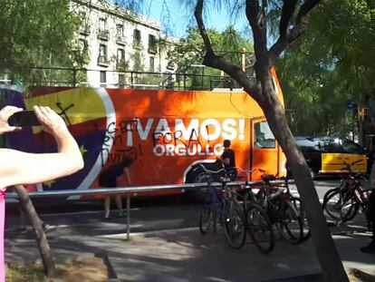 Pintadas en un autobús de Ciudadanos durante el Orgullo en Barcelona.