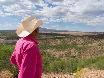 Un habitante de Bacanuchi observa la nueva presa de residuos tóxicos de Grupo México.