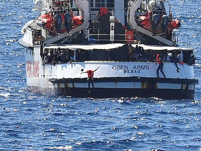 El salto de los migrantes al mar.