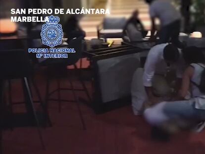 Detención del fugitivo holandés, este sábado, en un bar de San Pedro Alcántara (Málaga).