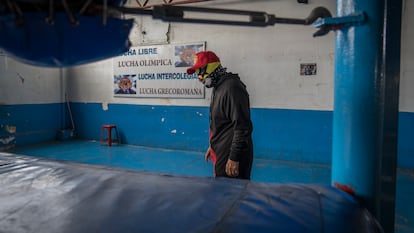 El luchador Súper Muñeco, en un gimnasio en Ciudad de México.