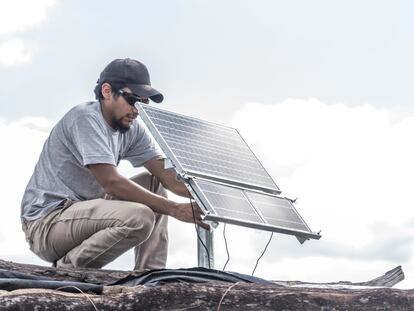 Instalación de panel solar en una vivienda en Santiago del Estero, Argentina.