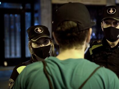 La Guardia Urbana realiza controles por la noche para hacer cumplir el toque de queda. FOTO Y VÍDEO: GIANLUCA BATTISTA