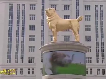 Escultura dedicada al perro del presidente turkmeno en Asjabad.