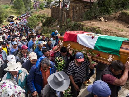 Vecinos de la aldea Rincón de San Luis participan en el funeral del activista Homero Gómez. En video, imágenes del funeral.