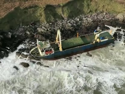 El buque 'MV Alta' encallado en las costas del sur de Irlanda.