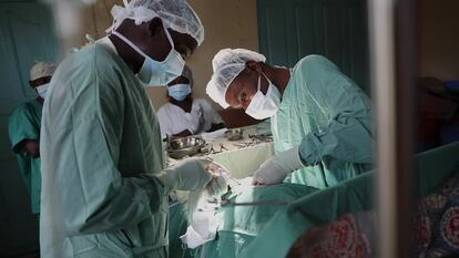 Un equipo médico realiza una cesárea en el hospital de Kigulube (RDC), primer centro médico alimentado por energía solar.