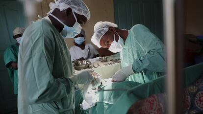 Un equipo médico realiza una cesárea en el hospital de Kigulube (RDC), primer centro médico alimentado por energía solar.