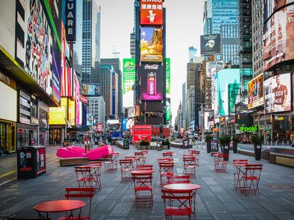 La icónica Times Square, este 16 de marzo. En vídeo, imágenes de Nueva York prácticamente vacío.