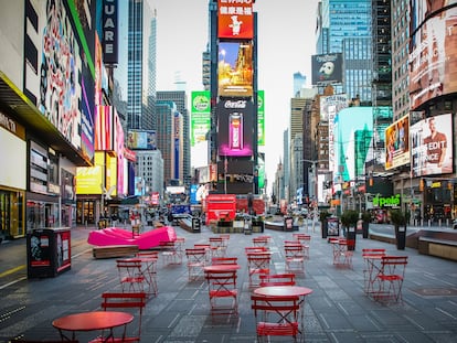 La icónica Times Square, este 16 de marzo. En vídeo, imágenes de Nueva York prácticamente vacío.