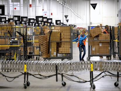 Una trabajadora de Amazon en Livonia, Michigan (EE UU). 