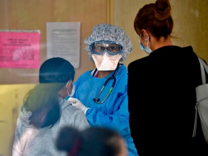 Una enfermera atiende a pacientes en el Instituto Nacional de Enfermedades Respiratorias de la Ciudad de México este 17 de marzo.