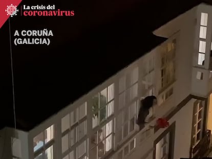 Una pareja gallega se casa mientras están confinados en su domicilio.