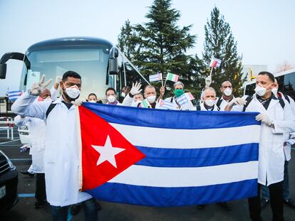 Llegada de la brigada de médicos cubanos a Italia. 