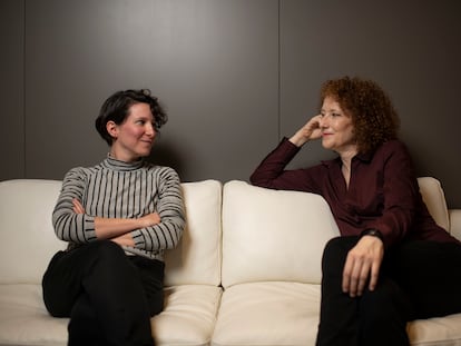 Andrea Valdés y Clara Sanchis. En vídeo, Sanchis recita un fragmento de 'Una habitación propia', de Virginia Woolf, en la versión teatral de María Ruiz.