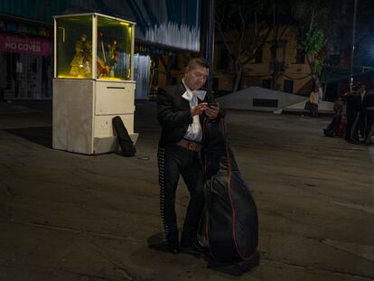 Un mariachi espera la llegada de algún cliente en la Plaza Garibaldi. 