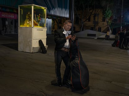 Un mariachi espera la llegada de algún cliente en la Plaza Garibaldi. 