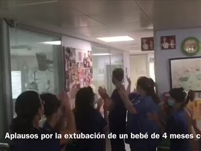 Un bebé de Málaga sale de la UCI.