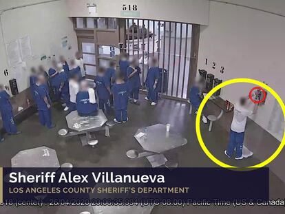 Reclusos de la prisión de Pitchess (Los Ángeles) se pasan un vaso de agua, supuestamente para intentar contagiarse de covid-19.