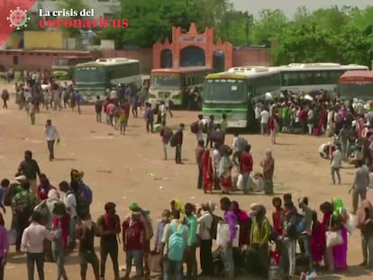 Vídeo: Los trabajadores migrantes de India intentan volver a casa (Reuters) Foto: Una multitud de trabajadores de origen migrante espera a las puertas de la estación de tren Chhatrapati Shivaji Maharaj Terminus para volver a casa después de que el Gobierno haya relajado las medidas restrictivas para combatir el nuevo coronavirus.