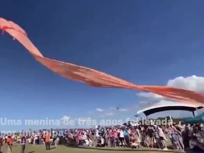 Menina é levada por pipa durante festival em Taiwan