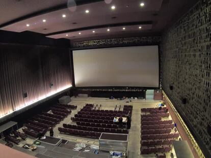Proceso de transformación, en 'time lapse', de la transformación del cine Aribau en teatro para acoger el 'Hamlet' de Broggi.