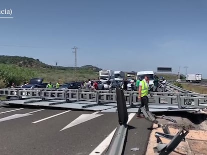 Imágenes de la retención en la autovía a la altura de Sagunto.