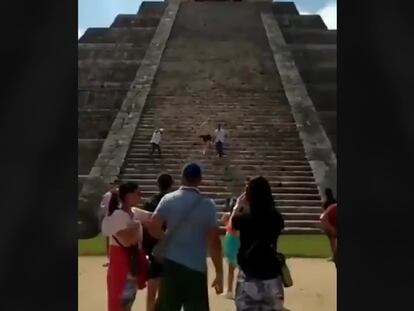 “¿Eres estúpido?”: insultos y garrotazos a un turista que subió una pirámide en Chichén Itzá