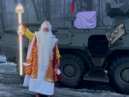 Papa Noel visita a las tropas rusas durante la Navidad en Rusia.