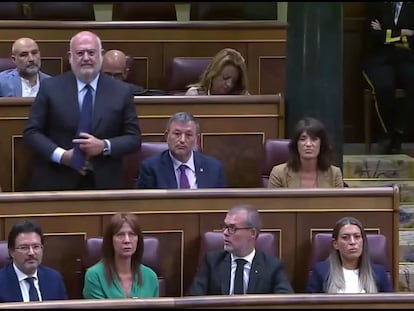 El diputado de Junts per Catalunya, Eduard Pujol, tras su voto erróneo.