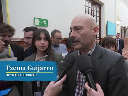 El diputado de Sumar Txema Guijarro habla con los periodistas sobre el conflicto con Podemos por los despachos del Congreso.