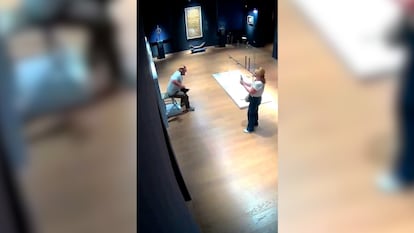 Una pareja rompe una obra de arte al intentar hacerse una foto en un museo de Verona