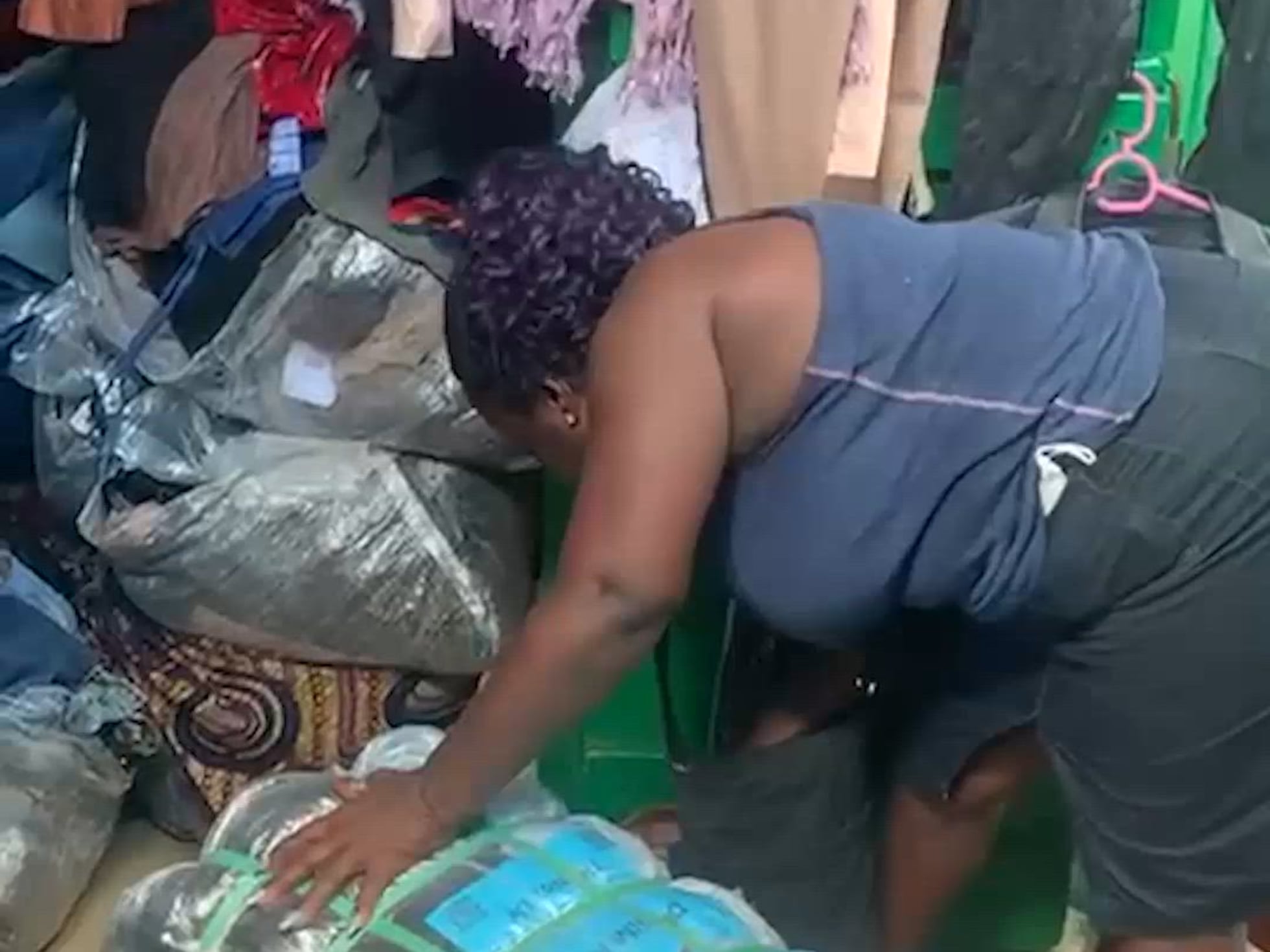 A dónde va el pantalón que tiramos a un contenedor de ropa usada