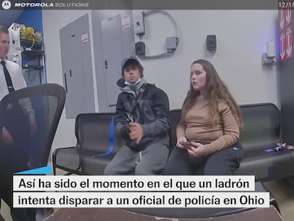 El momento en el que un ladrón intenta disparar a un oficial de policía en Ohio