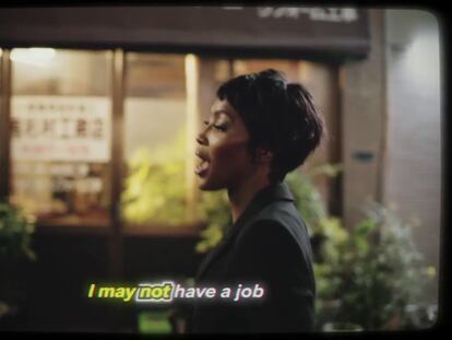 La nueva campaña de H&M lleva a Naomi Campbell a un karaoke japonés