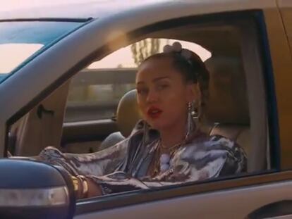 Miley Cyrus le saca los colores a la sociedad estadounidense con su último vídeo